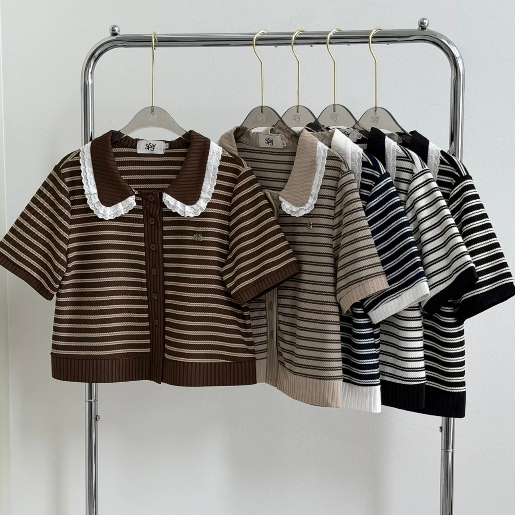 SISSY : เสื้อแขนสั้น (XS-XXL) คอบัวแต่งขอบลูกไม้ 2 ชั้น ลายขวางกระดุมหน้า ปักอะไหล่เงิน ผ้าถัก cotton