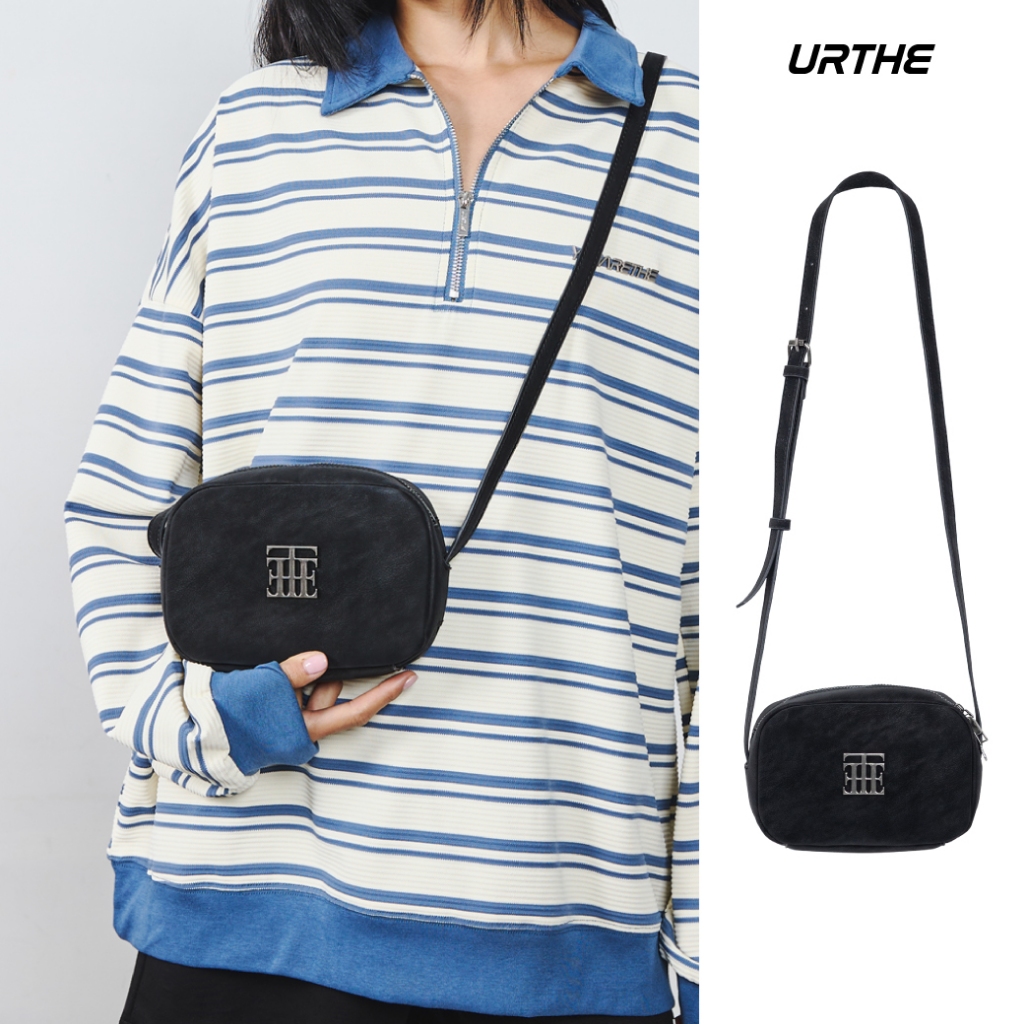 URTHE - กระเป๋า กระเป๋าสะพาย รุ่น EMBLEM MINI CAMERA CROSSBODY