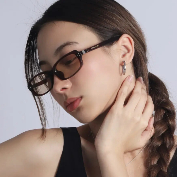 Mono Garnet | แว่นตาแฟชั่น เลนส์สีชา กรอบโพลีเมอร์ แว่นผู้หญิงและผู้ชาย | ByKIERA SELBE