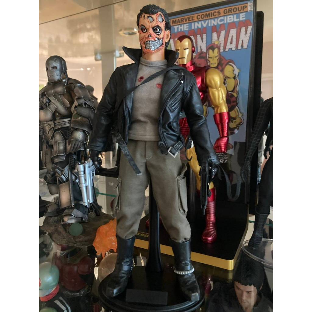 หุ่น Terminator T-800 Battle Damaged 1/6 งานสะสม  Terminator1