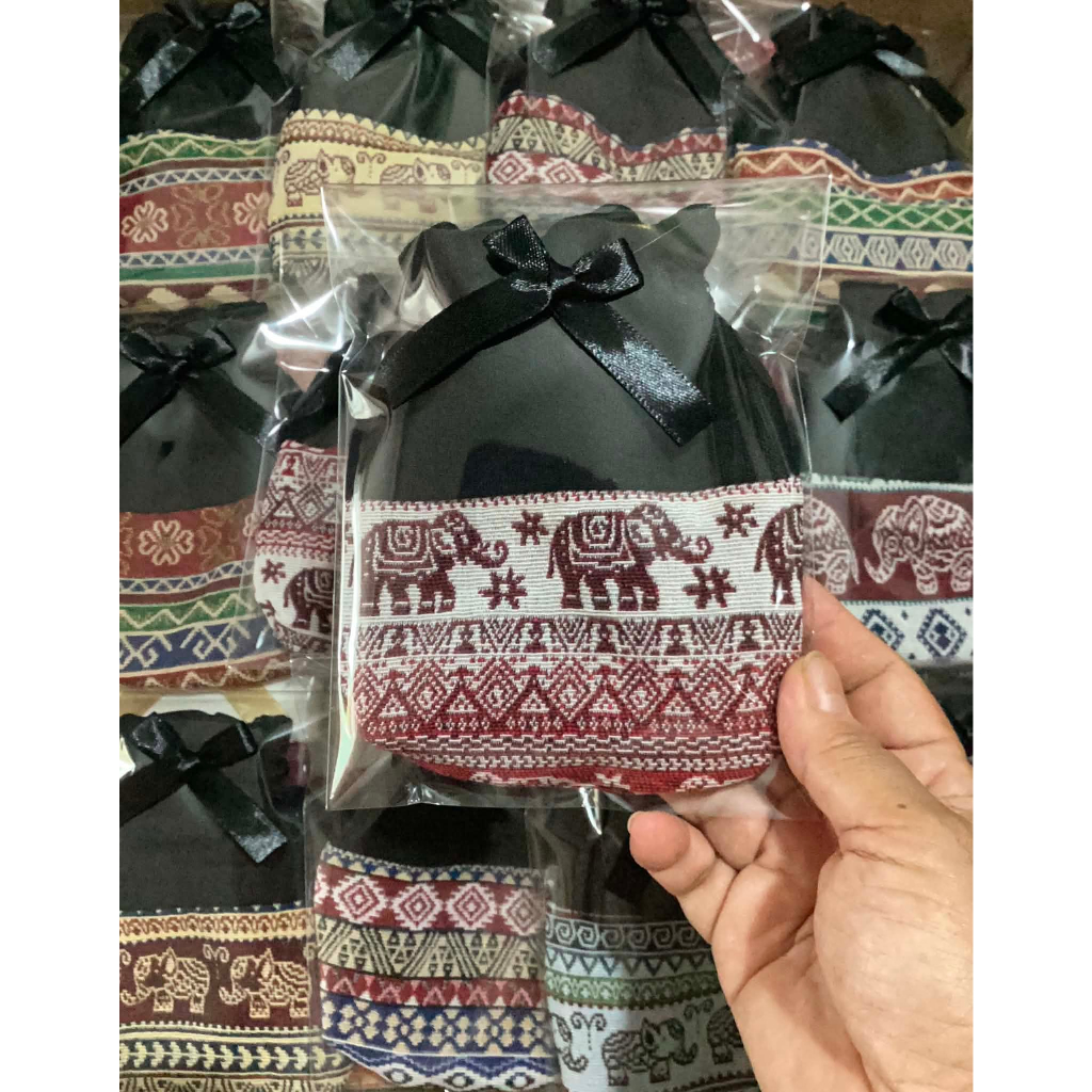 ของชำร่วยงานศพ ของที่ระลึกงานฌาปนกิจ ถุงผ้าแบบหูรูดทำจากผ้าทอพื้นเมืองแสนสวยพร้อมโบว์ พร้อมป้าย