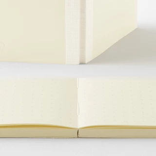 MIDORI MD Notebook Journal <A5> Dot grid (D15387006) / สมุดบันทึกรายวัน MD ขนาด A5 แบบตารางจุด แบรนด์ MIDORI
