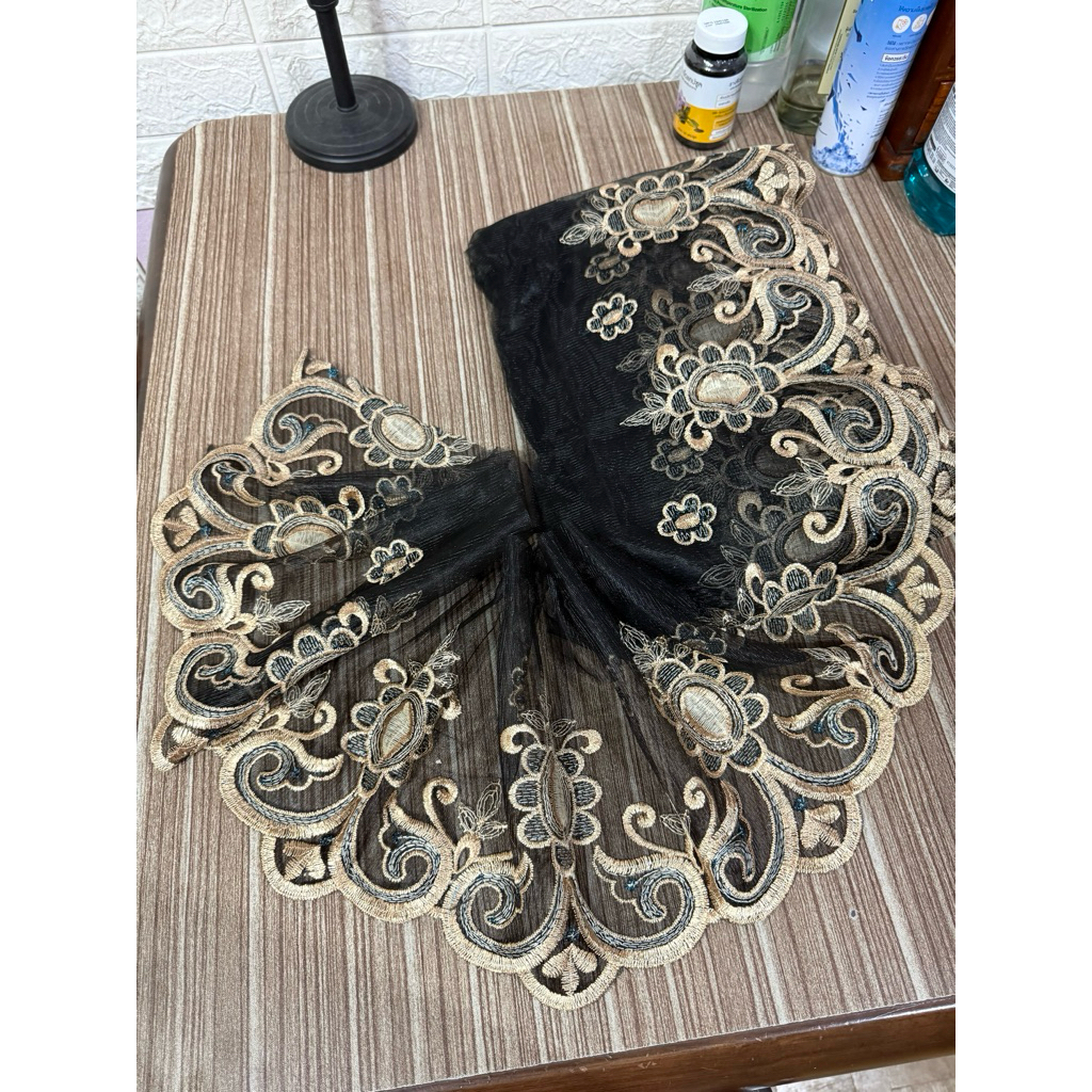ระบายริมปัก พื้นดำ ริมปักสีทอง กว้าง 10นิ้ว /ยาว15หลา/300บาท