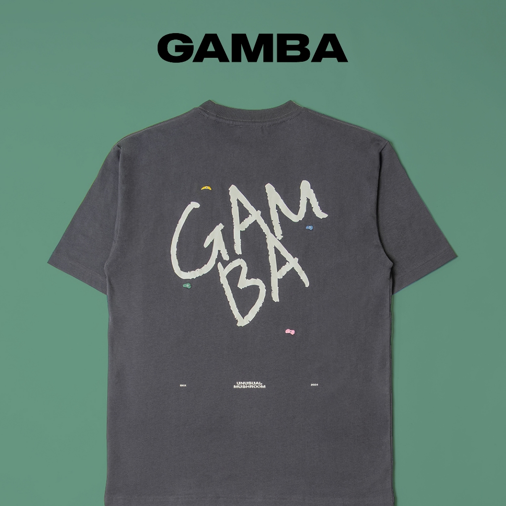 UNUSUAL MUSHROOM GAMBA TEE - เสื้อยืดลายกราฟฟิค