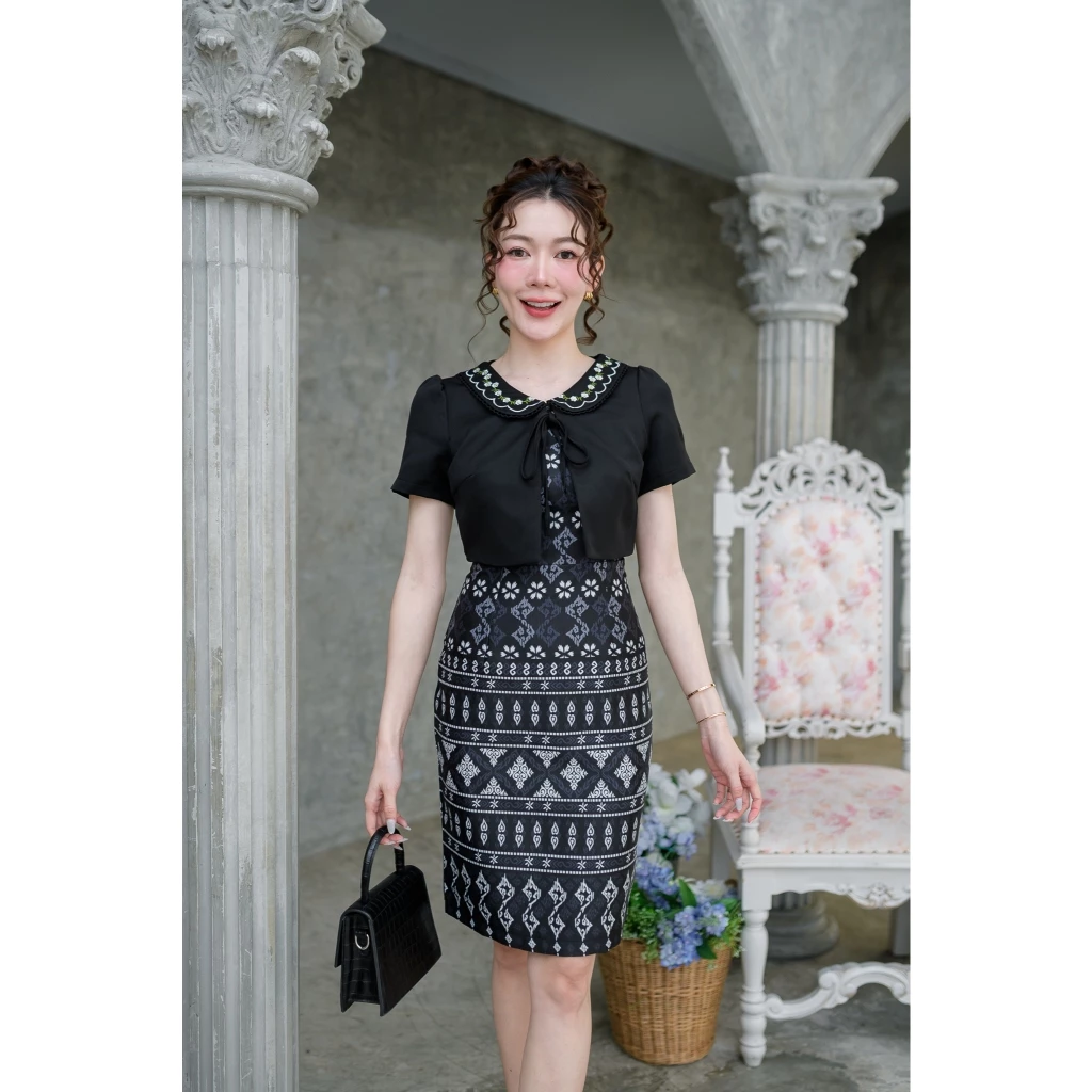 ZC36ชุดเดรสลายไทยคอปักดอกไม้ทรงสอบลายขอ