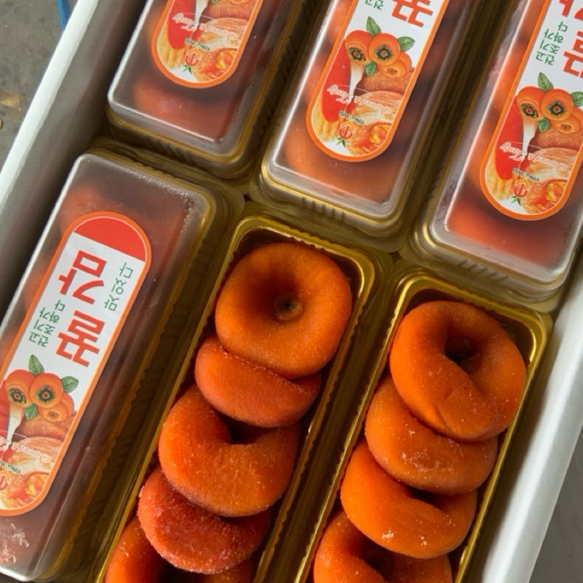 โปรโมชั่นพิเศษ พลับแห้งทรงโดนัท  หนึบหนับ หวานน้อย ไม่ใส่น้ำตาลเพิ่ม 1 กล่อง 300 กรัม 5 ลูก