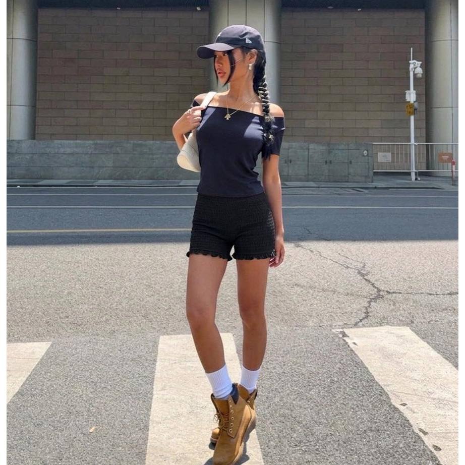 ARIZONA ผ้ามีเท็กเจอร์ Smocked Ruffled Knit Shorts กางเกงขาสั้นผ้าถักตัวนี้ให้ลุคน่ารัก มีเท็กซ์เจอร์ทรงเข้ารูป สีดำ