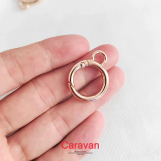 Caravan Crew Keychain พวงกุญแจเท่ๆ ห่วงพวงกุญแจ พวงกุญแจโลหะ
