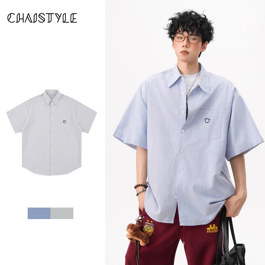 Chaistyle รูปแบบยิ้มสนุกอเมริกัน เสื้อเชิ้ตลายทาง คู่รัก สบายๆ แมทช์ง่าย หลวม เสื้อฤดูร้อน 2026รุ่นใหม่