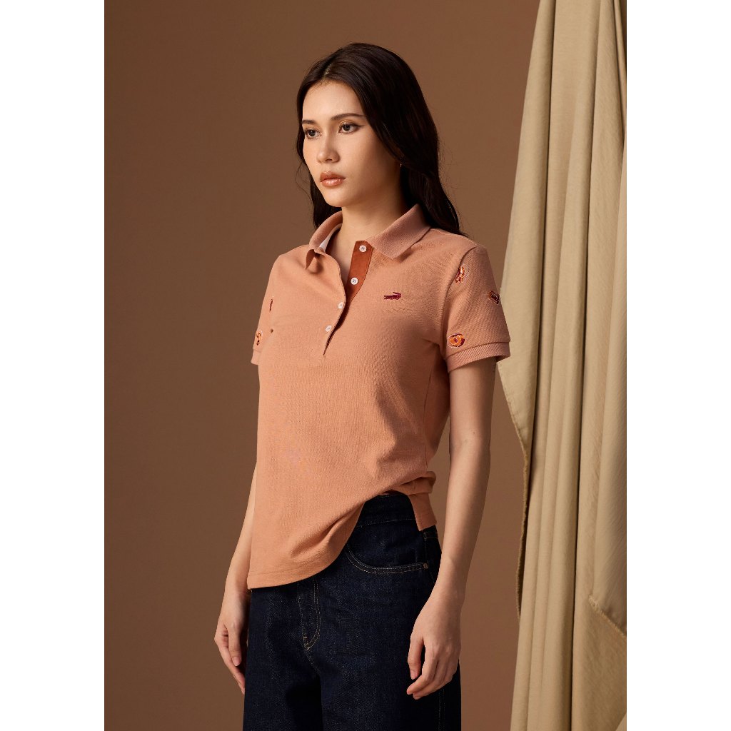 CROCODILE MOCHA MOUSSE BROWN WOMEN TAPERED FIT POLO SHIRT เสื้อโปโลสีนำ้ตาลมอคค่ามูสทรงเข้ารูป