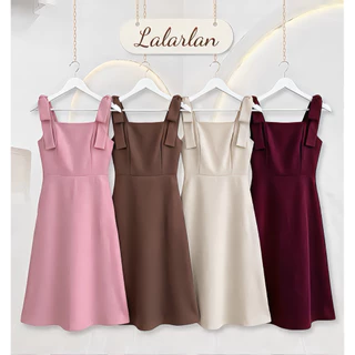 C92-1เดรสโบว์ไหล่คอเหลี่ยม ทรงเอ ความยาวมิดิ ใส่แล้วหุ่นสวย ดูแพงแบบ effortless 🤍 Lalarlan