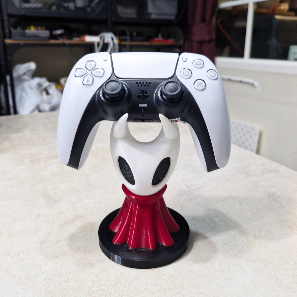 ที่วางจอยเกม ลาย Hornet จากเกม Hollow Knight: Silksong แท่นวางจอย Controller Stand (PS5 / Xbox / Switch) [3D Print]
