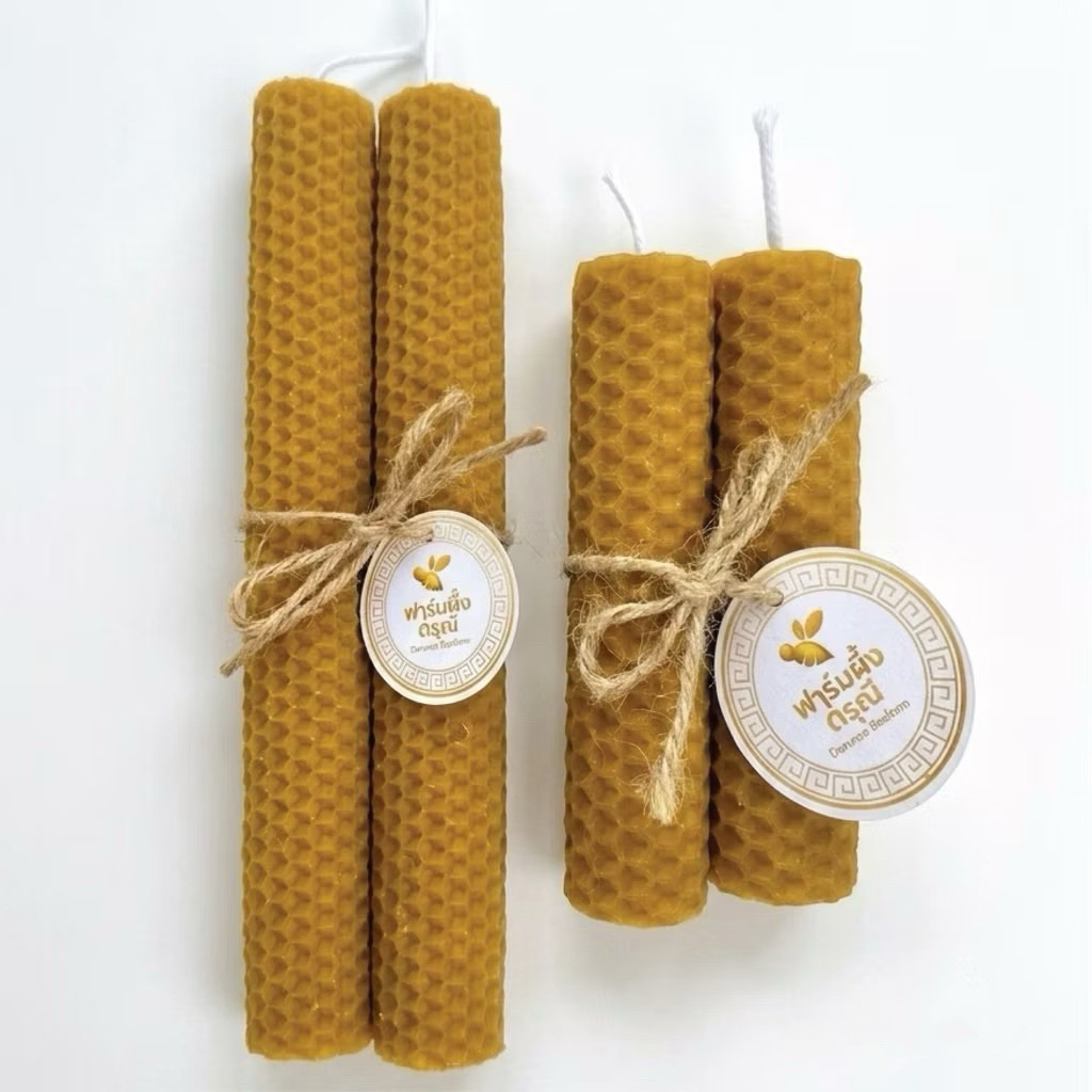 เทียนไขผึ้งแฮนด์เมด (Beeswax Hand-rolled Candles) เทียนถวายพระ แต่งบ้านมินิมอลลายรวงผึ้ง(สีเหลืองทอง) ไร้ควัน