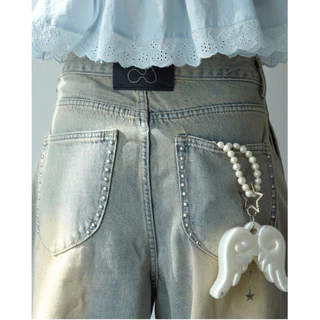 AMUSE BKK - Dusty Stud Jeans กางเกงยีนส์ทรงบอลลูนจีบหน้า ทรงหลวมๆ สีฟอกฟุ้งๆ ดีเทลแต่งหมุดกระเป๋าหลัง