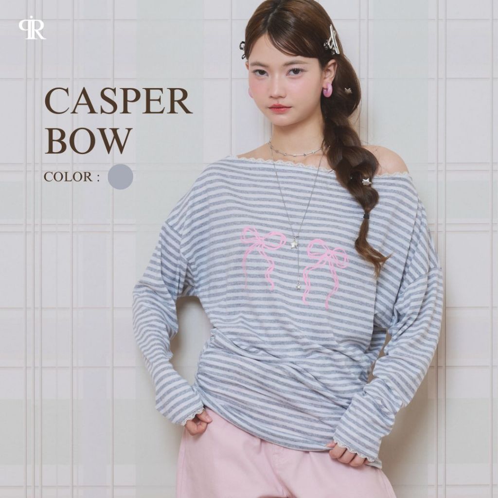 Panchitar Casper Bow – เสื้อเปิดไหล่ลายทางสีเทาขาว ดีเทลลูกไม้เล็ก ที่คอปาดและปลายแขน เพิ่มความน่ารัก สกรีนโบว์สีชมพู