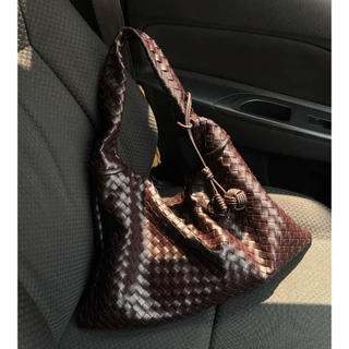 MUNIGA รุ่น Stockholm Woven Bag กระเป๋าสาน สะพายไหล่ กระเป๋าใส่โน๊ตบุ๊คได้ กระเป๋าใส่ไอแพด Best Seller