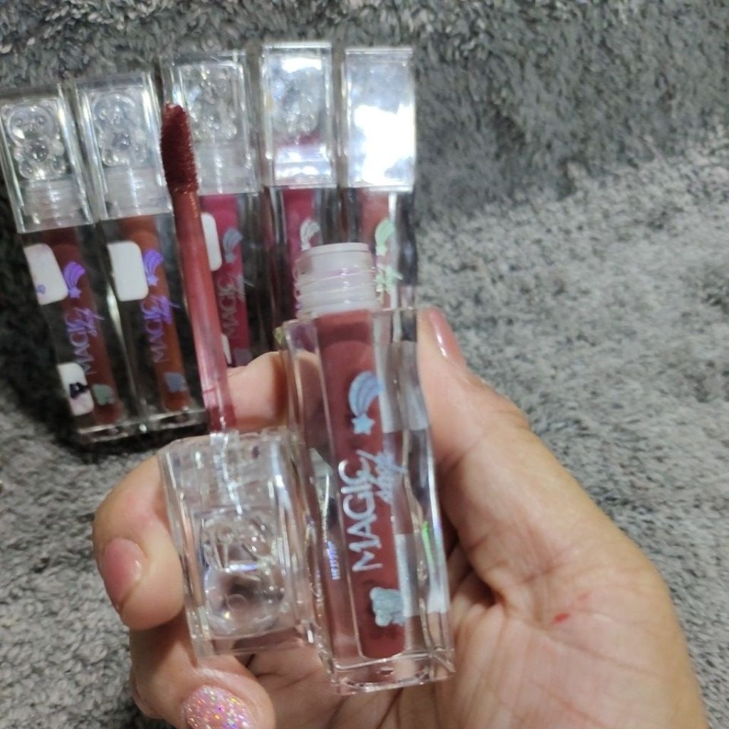 ลิปสติก MAGIC ทำให้ริมฝีปากดูสวย สีสวยติดทน(((ขายคละสี)))สวยทุกสี💥พร้อมส่ง💥
