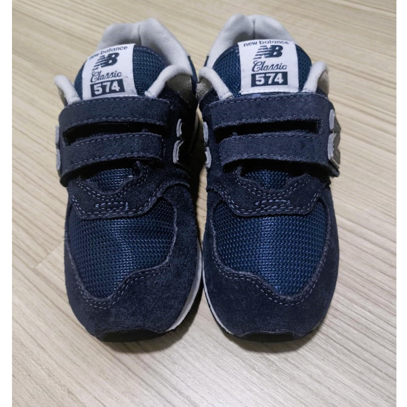 New Balance 574 Classic สีกรมท่า รองเท้าผ้าใบเด็กหนังกลับ Size 17.5 CM พื้นยังดี สภาพ 90%