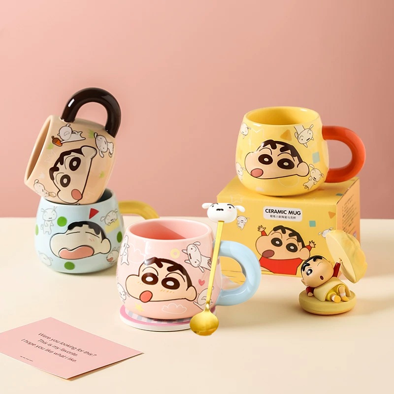 【ของแท้】แก้วเซรามิกนูนต่ำ Crayon Shin-chan ชินจัง แก้วมัคเซรามิค  แก้วมักคิวท์l มีช้อน รวมกล่องของขวัญ ของขวัญวันเกิด