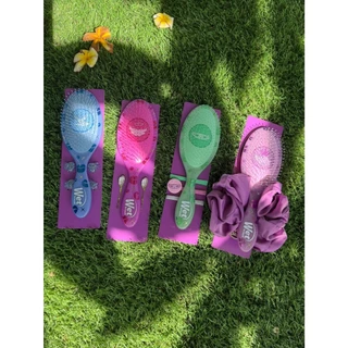 WET BRUSH แปรงหวีผมทรงรี รุ่น DETANGLER BRATZ มี 4 ลายมาพร้อมกับ Accessories ที่แตกต่างกันแล้วแต่ตัวละครที่มีความน่ารัก