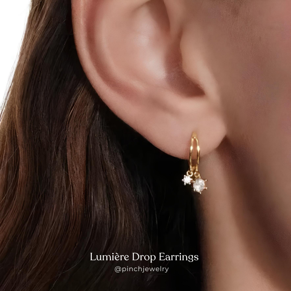Pinch Lumière Drop Earrings ต่างหูห่วงเล็กห้อยเพชร (ขนาดห่วง 8 มม)