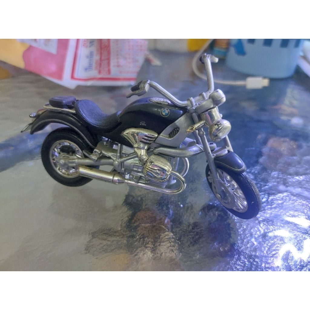 Model1:18งานสวยๆโช้ค,ยางเหมือนจิง.มือ2ตัวโชว์ไร้ตำหนิBMW R1200C Y1997JamesBond (TomorrowNeverDies)