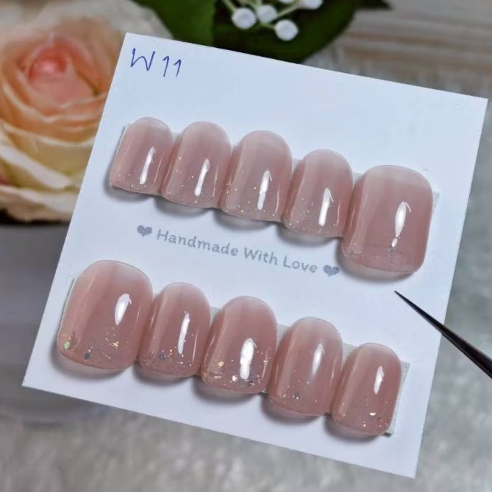เล็บปลอมแฮนด์เมด ส่งจาก🇹🇭 W11 สีสุขภาพดีปลายกลิตเตอร์