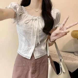 สินค้าพร้อมส่ง บลูซลูกไม้ตัดแต่งน่ารักสำหรับผู้หญิง เสื้อแขนสั้นพัฟแขนฤดูร้อน เสื้อหวาน หรูหรา ใช้ได้หลากหลาย LG315