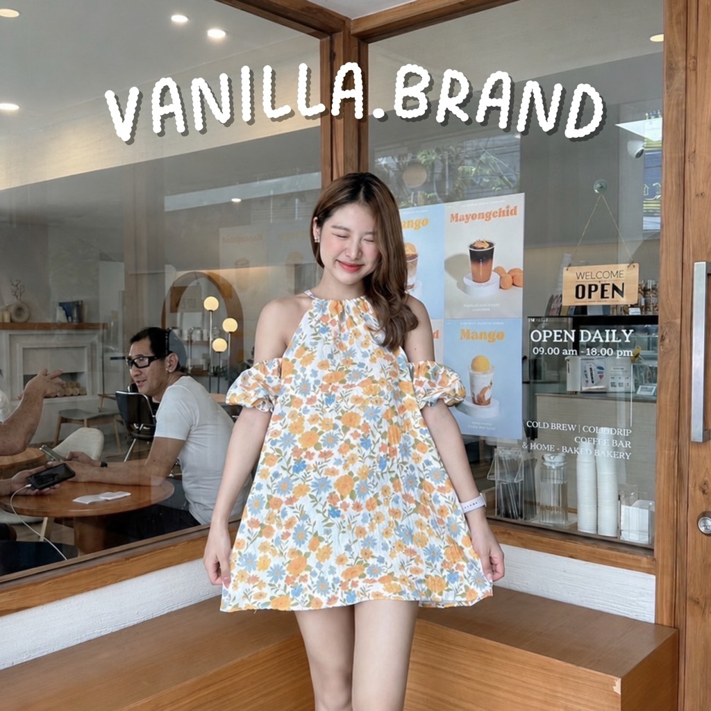 เดรสเว้าไหล่ ลายดอกไม้คิ้วท์ๆ -kn / VB0047