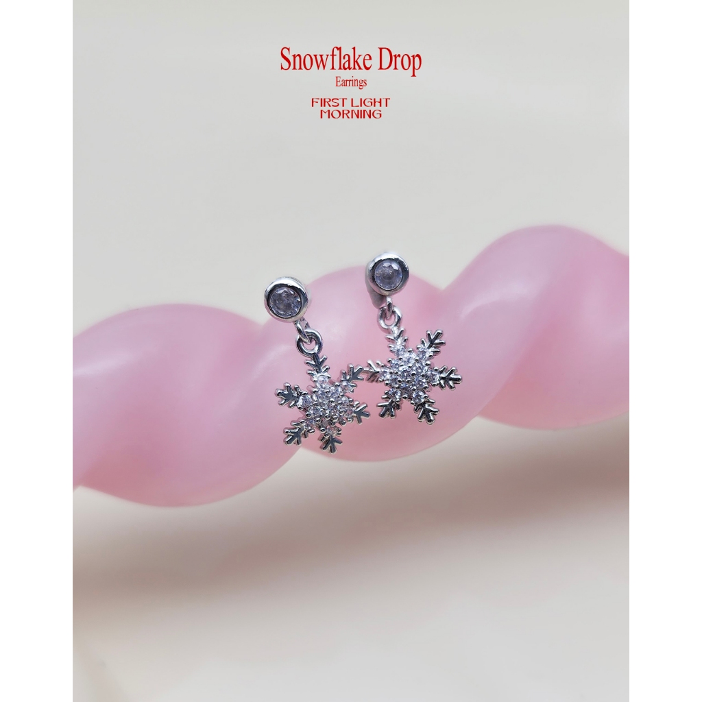 First Light Morning :  Snowflake Drop  Earrings ต่างหูแป้น Snowflake ประดับคริสตัล