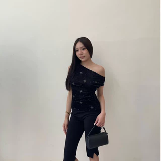 LE DOS - Chéri Top เสื้อเปิดไหล่ผ้ากำมะหยี่