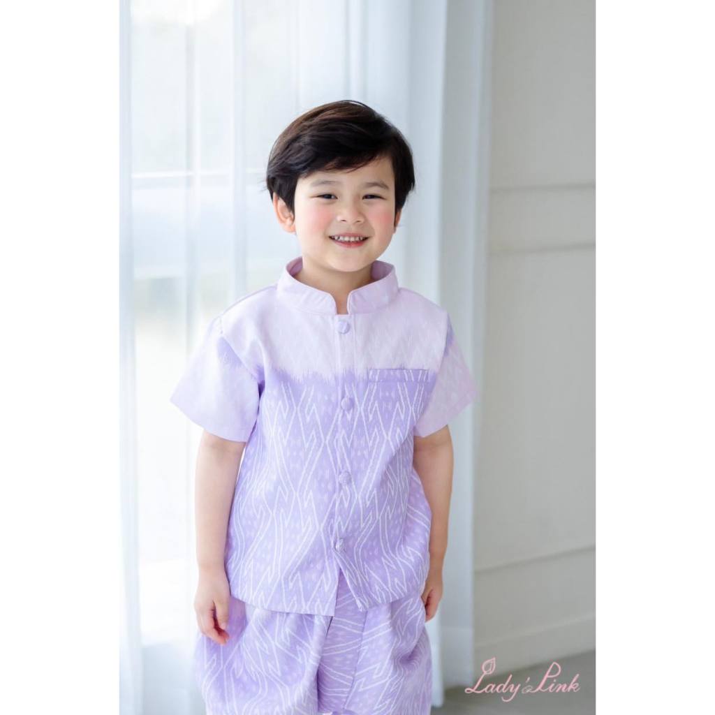 ชุด โรสิตา ลูกชายโทนสีม่วงอ่อนได้ลุคคุณชายหล่อละมุนแบบลูกคุณหนูมาเลยค่ะ