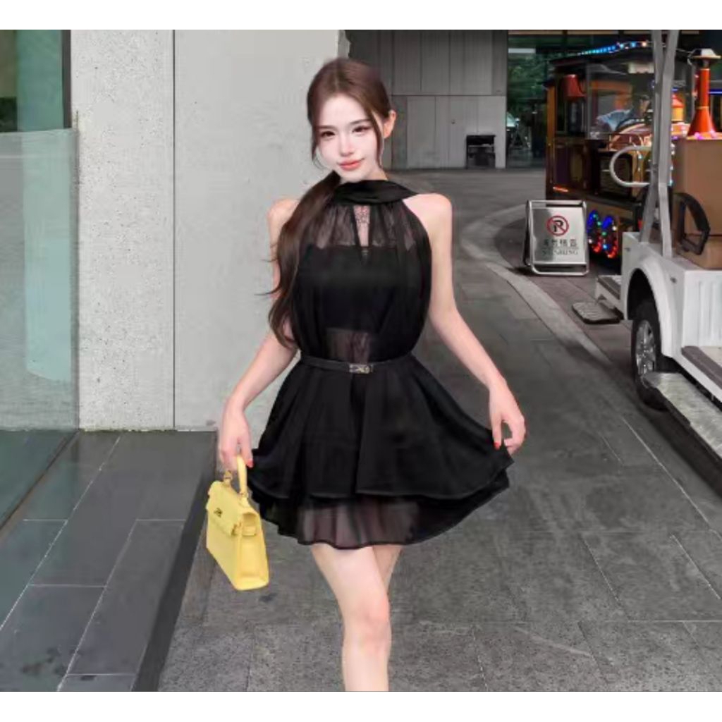 ชุดเซ็ท 2ชิ้นสไตล์หวานละมุนแฝงความเซ็กซี่ ประกอบด้วยเสื้อคล้องคอแขนกุดตกแต่งผ้าผูกริ้วพลิ้วไหว+กระโปรงสั้น ดีไซน์ทันสมัย