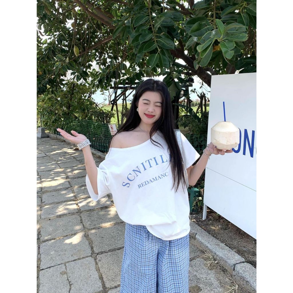 เสื้อยืดเปิดไหล่ผู้หญิง เสื้อโอเวอร์ไซซ์เกาหลี ลายตัวอักษร แขนสั้น ทรงหลวม พรางหุ่น ใส่สบาย เสื้อแฟชั่นฤดูร้อน M-XXL