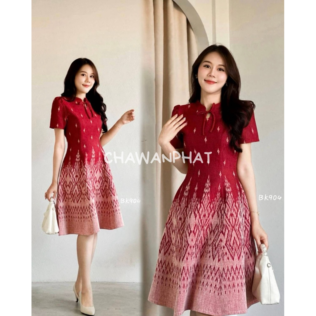 ❌สินค้าหมด❌ [S-XXL] 𝘽𝙆𝟵𝟬𝟰 เดรสผ้าทอลาย สีแดง คอจีน แต่งโบว์หน้า กระโปรงย้วย