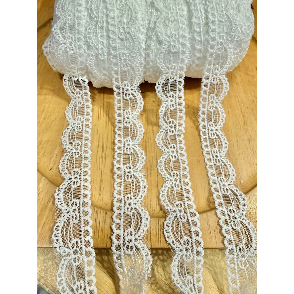 ลูกไม้เส้นสีขาวออฟ กว้าง 2.3เซน ยาวทัดละ 14-15หลา ราคา 130บาท