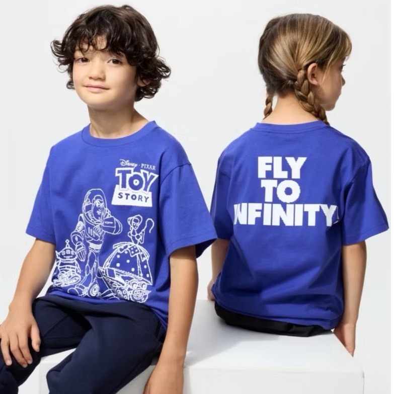 Uniqlo เสื้อยืดคอตตอลแขนสั้น UT สีน้ำเงิน สกรีนลายทอย ไซด์ส่วนสูง 110-160