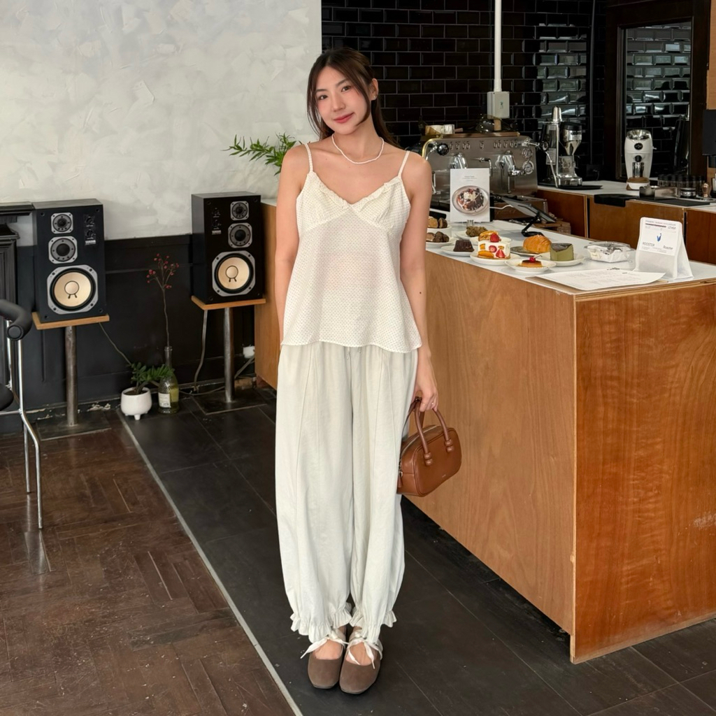 Bica set เสื้อสายเดี่ยวลายจุดคอแต่งระบายเล็กๆ ดีเทลระบายอกเนื้อผ้าบางเบากางเกงขายาวทรงหลวมขาพองจับจีบ