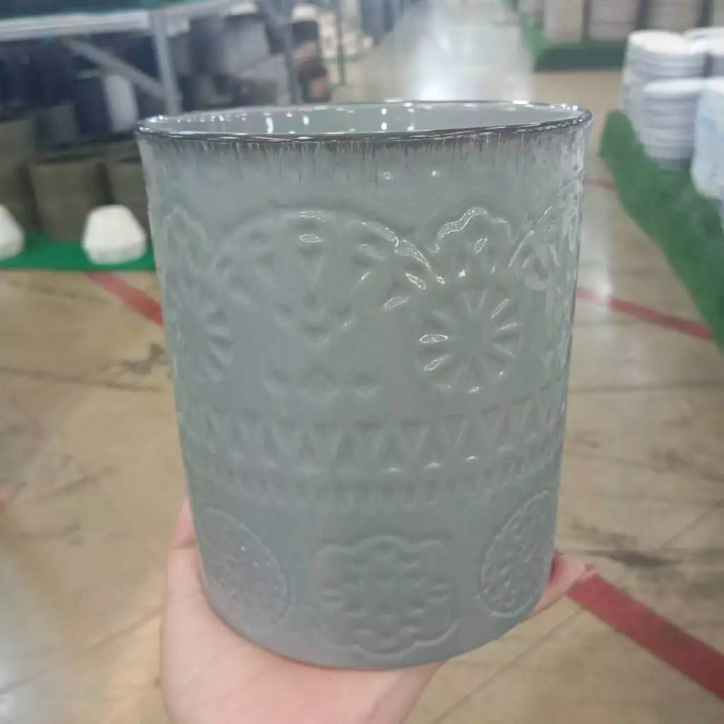 กระบอกใส่ช้อนส้อมเซรามิกสีเทาจากแบรนด์ ซึ่งมีลวดลายพื้นผิวแบบนูน