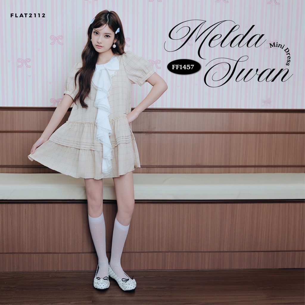 FLAT2112 : MELDA SWAN MINI DRESS เดรสสั้นลายสก็อตสีครีมละมุน ดีเทลโบว์ใหญ่แต่งระบายหน้าสุดคิวท์ แขนตุ๊กตา (FF1457)