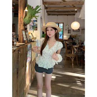 Kitty พร้อมส่ง✨ เสื้อลูกไม้ลายดอก คอวีแขนพอง รัดเอวครอปท็อป
