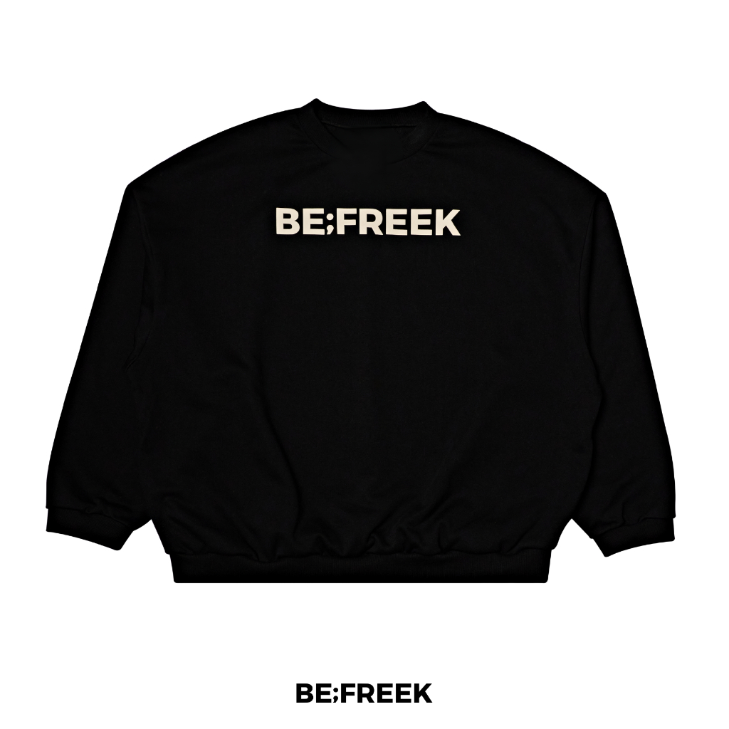 BE;FREEK เสื้อสเวตเตอร์ทรง BOXY OVERSIZE พิมพ์โลโก้ BE;FREEK สีงาช้าง BE;FREEK BOXY OVERSIZE IVORY LOGO SWEATSHIRT