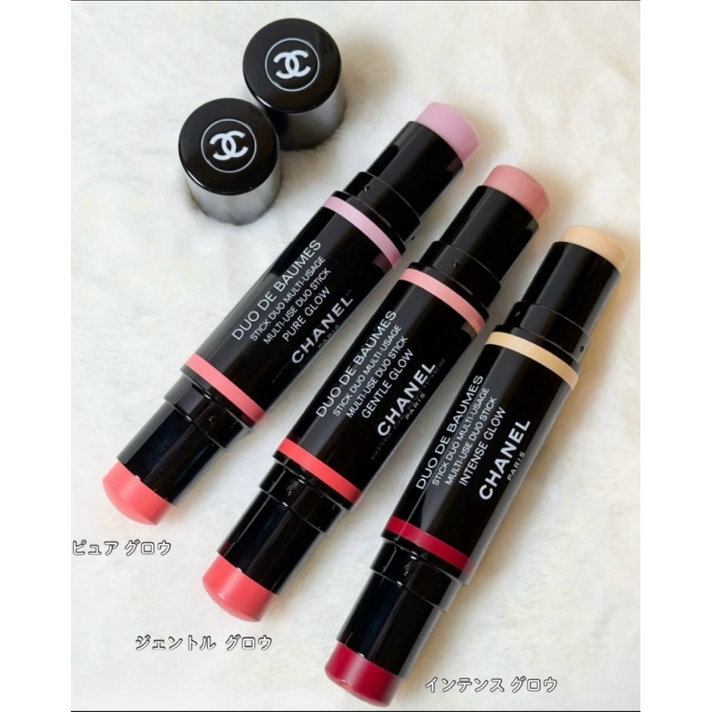 chanel Duo de Baume มัลติสติ๊ก 2 ด้านที่เป็นทั้งบลัช ไฮไลต์และลิปสติกในแท่งเดียว เนื้อเนียนนุ่ม เติมความฉ่ำโกลว์ให้ผิว
