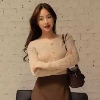 avo Payson soft cardigan คาร์ดิแกนไหมพรมแขนยาว รุ่นนี้จะมีดีเทลคอวีนิดๆ ทำให้ดูไม่ตันจนเกินไป
