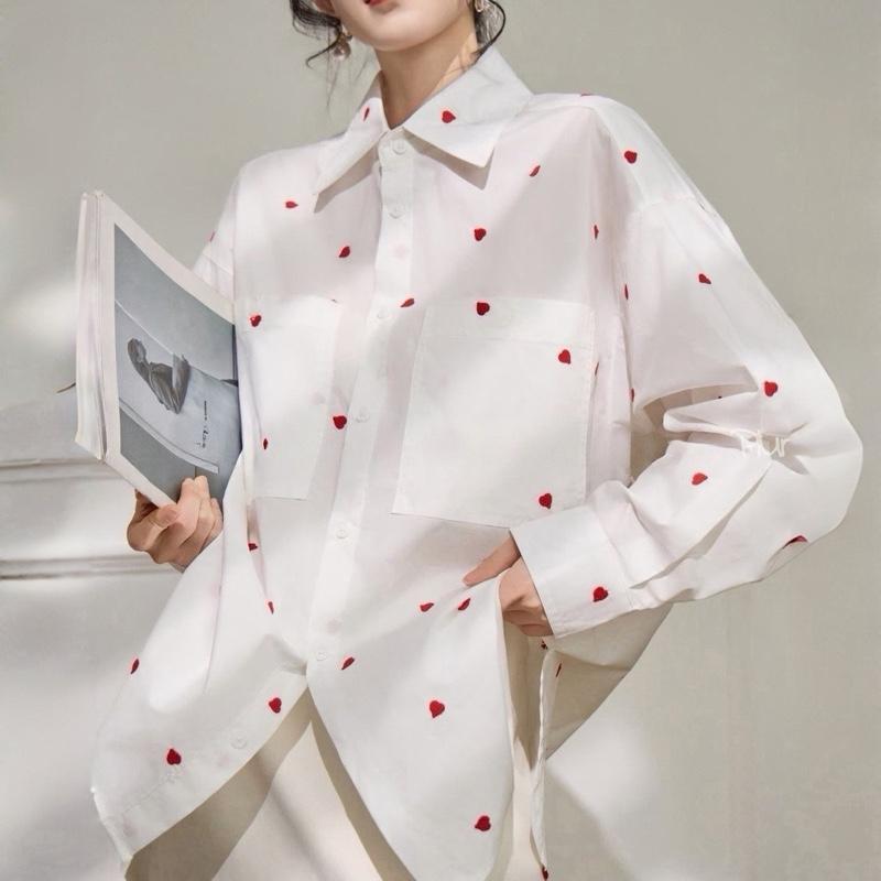 เสื้อเชิ้ตทรงโอเวอร์ไซส์โคร่งๆ สีฟ้า / ขาว ลุคสตรีทเกาหลี ลายปักมินิฮาร์ท ผ้าคอตตอนซอฟท์ (White/Blue Mini Heart)