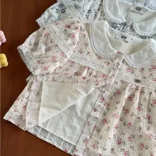 SISSY : ELODIE (XS-XXL) เสื้อคอบัวแขนตุ๊กตา กระดุมดอกไม้ แต่งขอบลูกไม้และแถบลูกไม้ช่วงอก