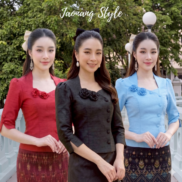 เสื้อผ้าไหมลาว ดีเทลคอห้าเหลี่ยม แขนศอกระบาย แต่งกระดุม 2 เม็ด งานเข้ารูปเข้าทรงสวยมาก