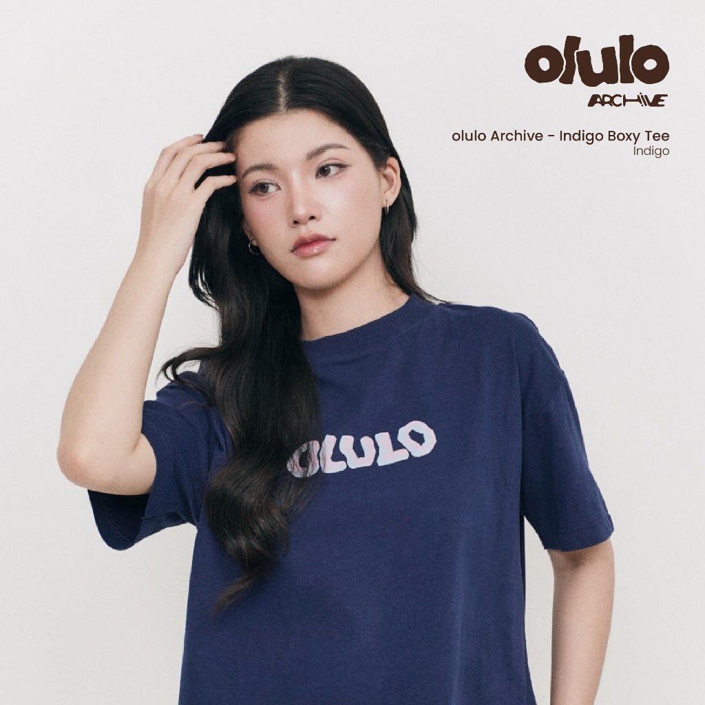 olulo Archive - Indigo Boxy Tee เสื้อ Boxy Tee สีกรม สกรีนลายกลางอก
