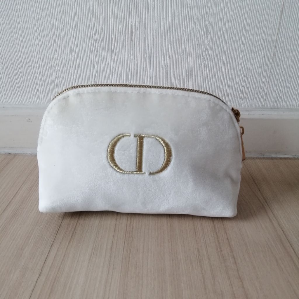 กระเป๋าผ้า​ Dior สีขาว ของแท้100% 17*11 ซม. แถมมาตอนซื้อเครื่องสำอางค์​ซิปคู่​ สภาพดี