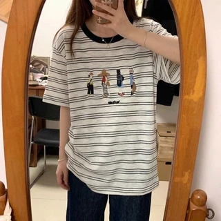สินค้าใหม่สำหรับผู้หญิง คอลเลกชันฤดูร้อน 2026: เสื้อยืดลายทางทรงเข้ารูป คอกลมตัดสี พร้อมลายพิมพ์กราฟิก